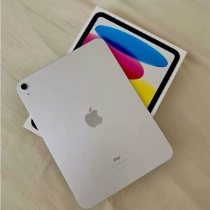 Apple iPad in Sleek Silver